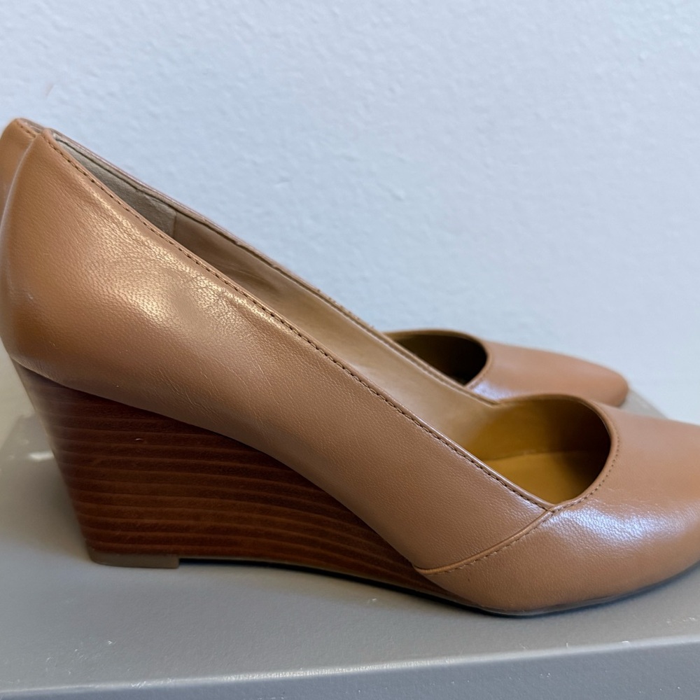 Elegant Tan Wedge Pumps